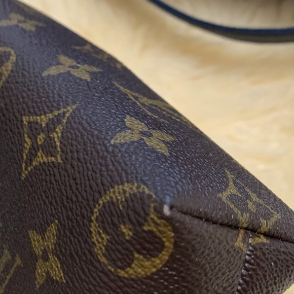 Louis Vuitton Cosmetics Pouch - Picture 4 of 10